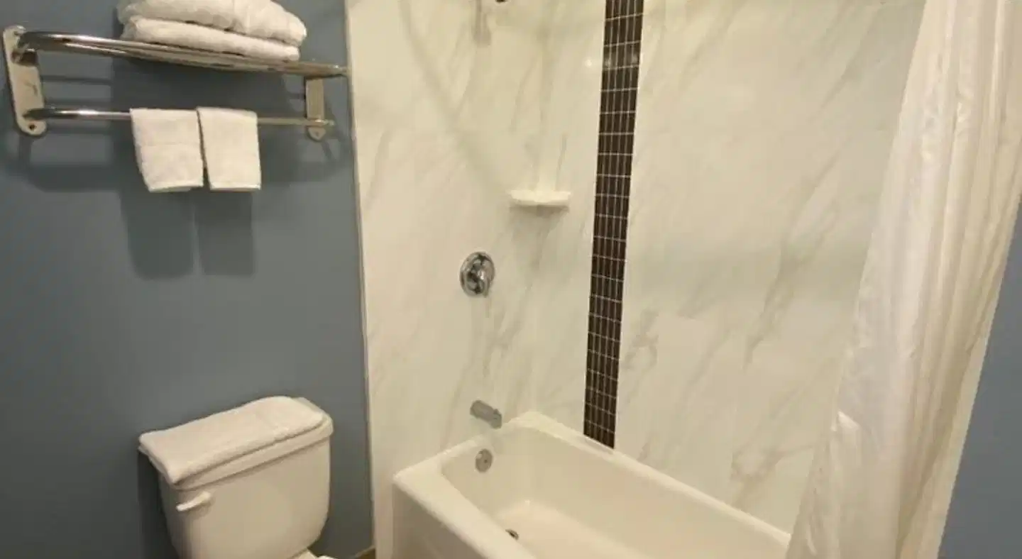 Ocean Surf Inn & Suites Badezimmer