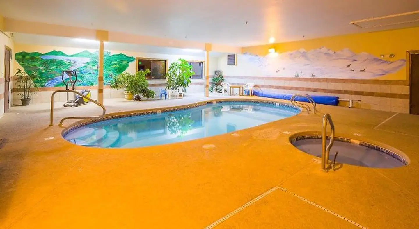 The Alpine Inn & Suites Hallenbad