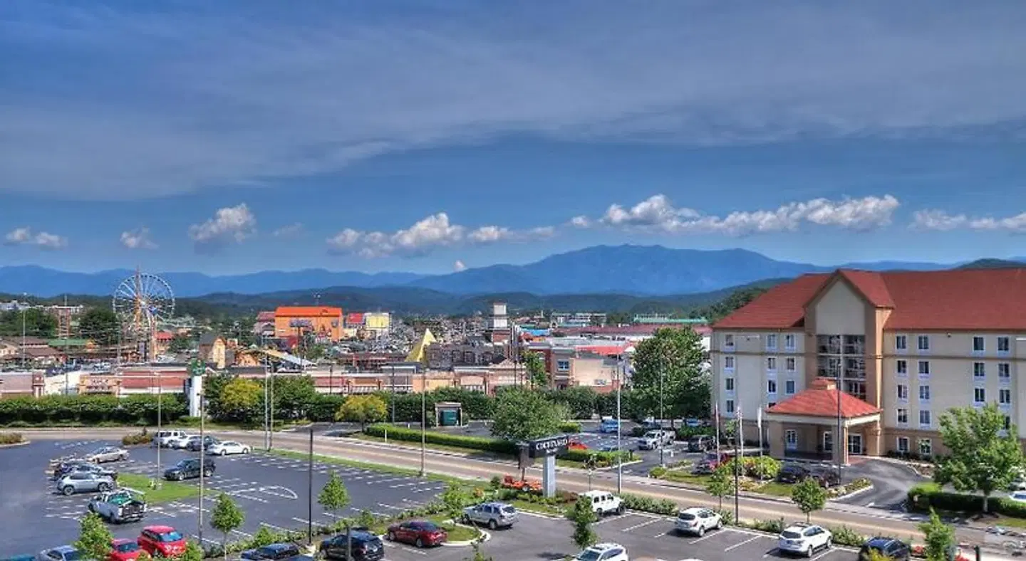 La Quinta Inn & Suites by Wyndham Pigeon Forge LANDSCAPE