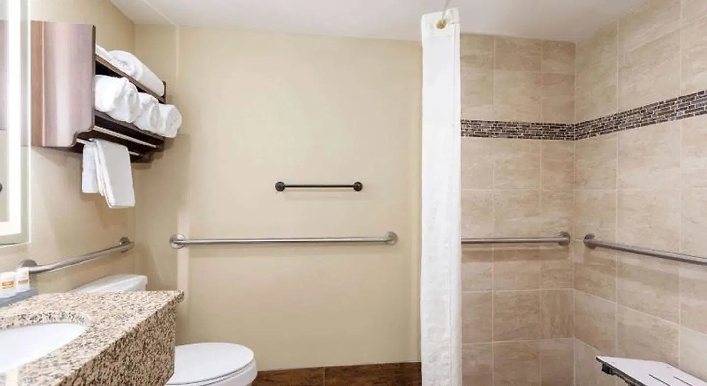 La Quinta Inn & Suites by Wyndham Pigeon Forge Badezimmer