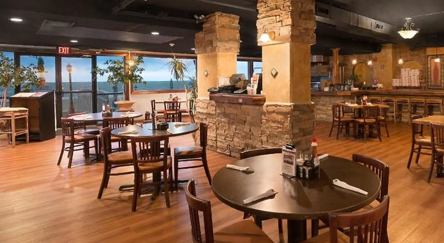 Howard Johnson Plaza by Wyndham Ocean City Oceanfront Bar