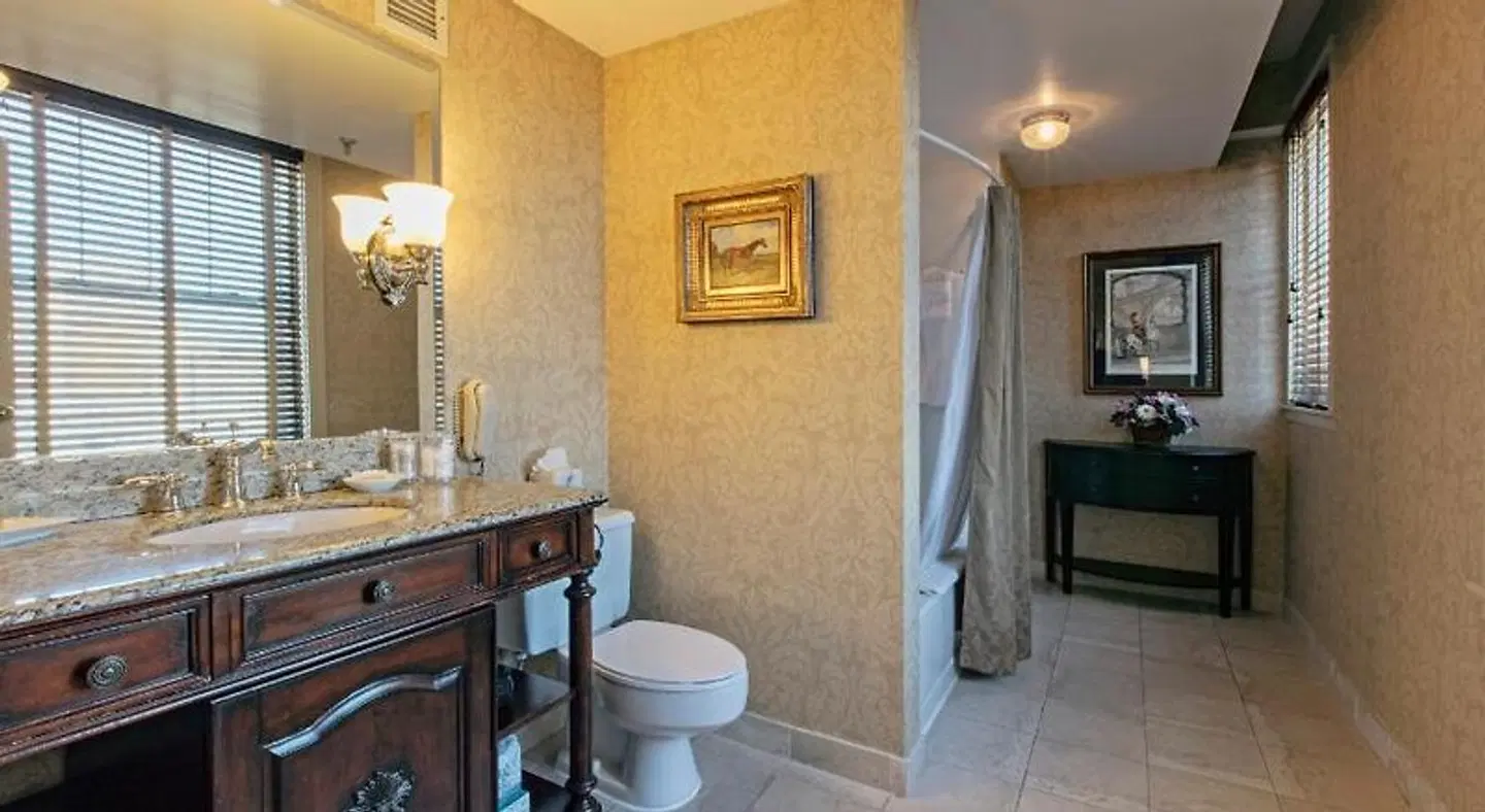 The Brown Hotel Badezimmer