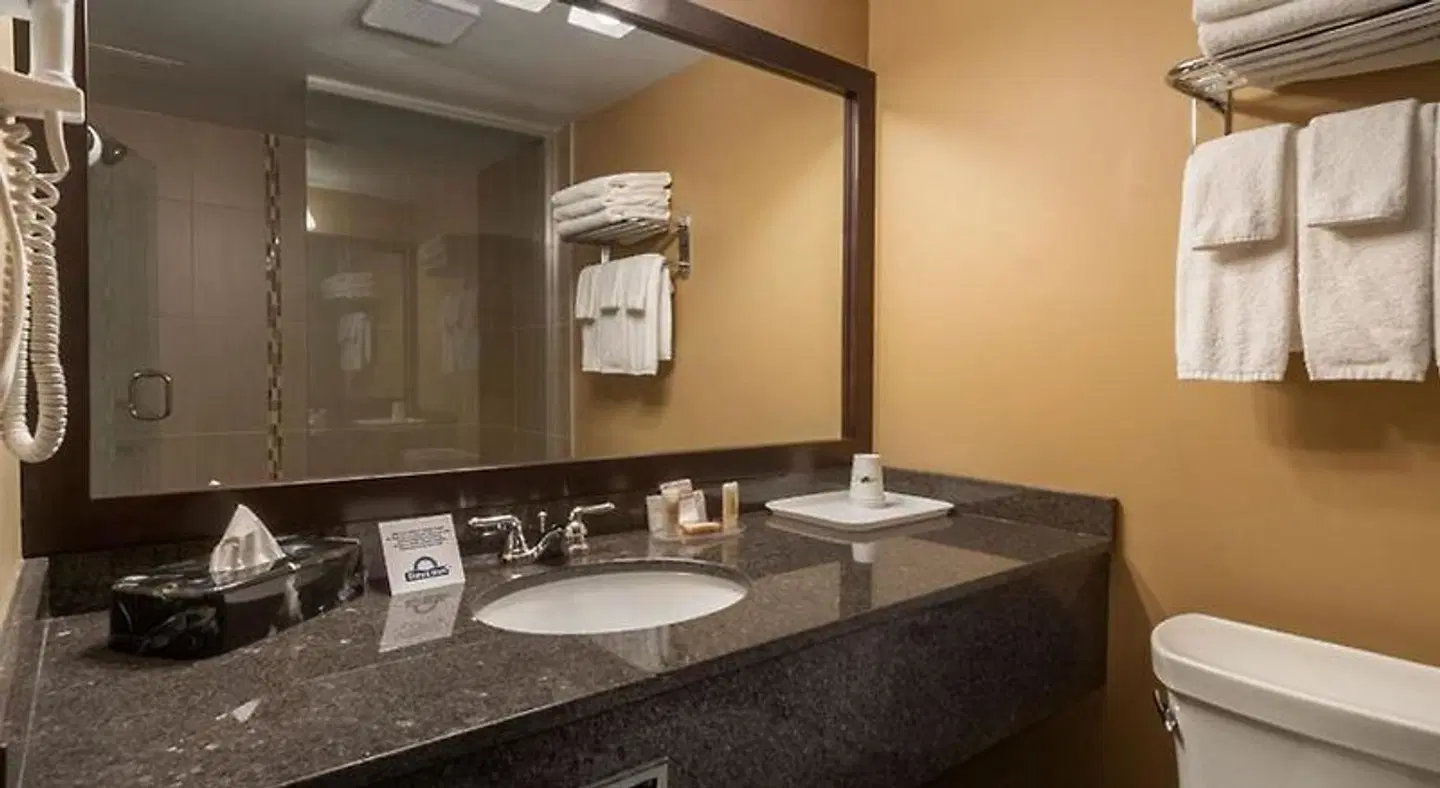 Days Inn Calgary Northwest Badezimmer