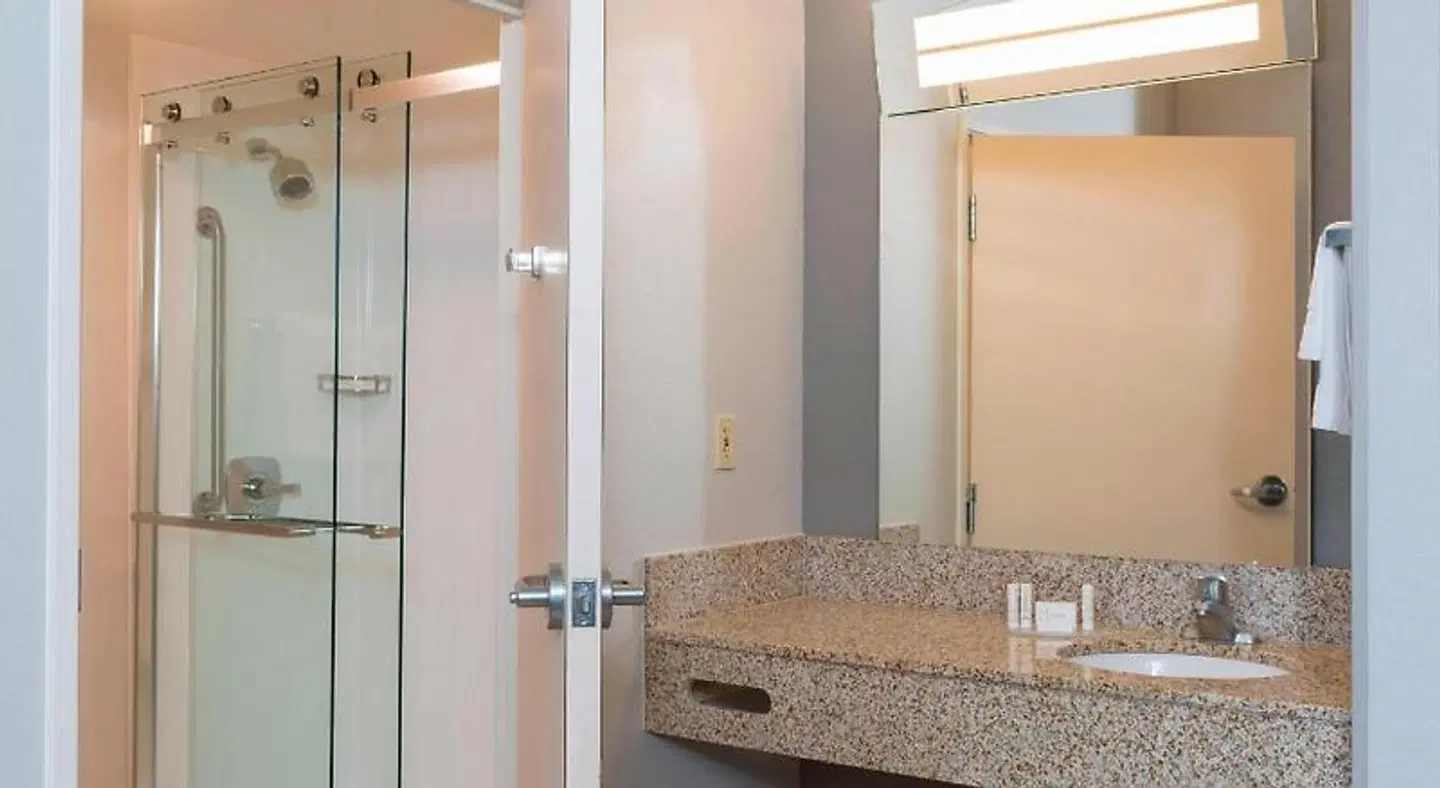 Courtyard by Marriott Louisville Downtown Badezimmer