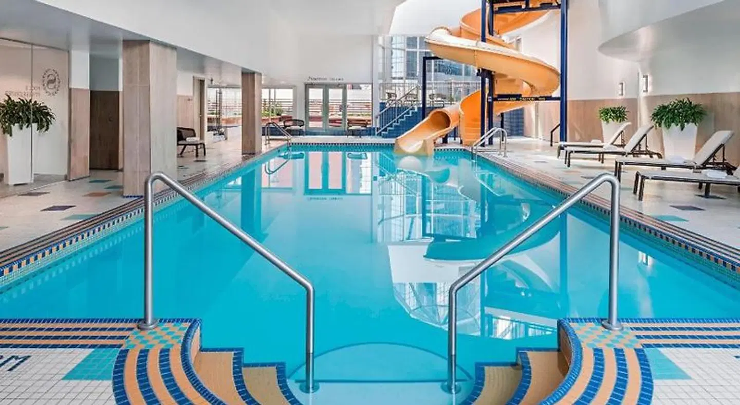 Sheraton Suites Calgary Eau Claire Hallenbad