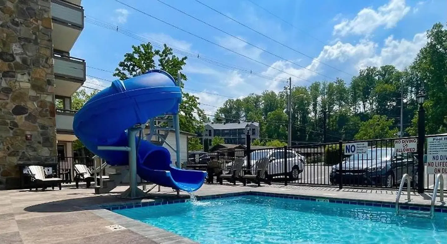 Howard Johnson by Wyndham Downtown Gatlinburg OUTDOOR_POOL