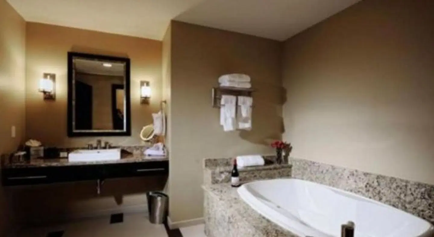 The Mayo Hotel and Residences Badezimmer