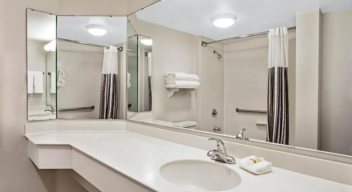 La Quinta Inn & Suites by Wyndham Greenville Haywood Badezimmer