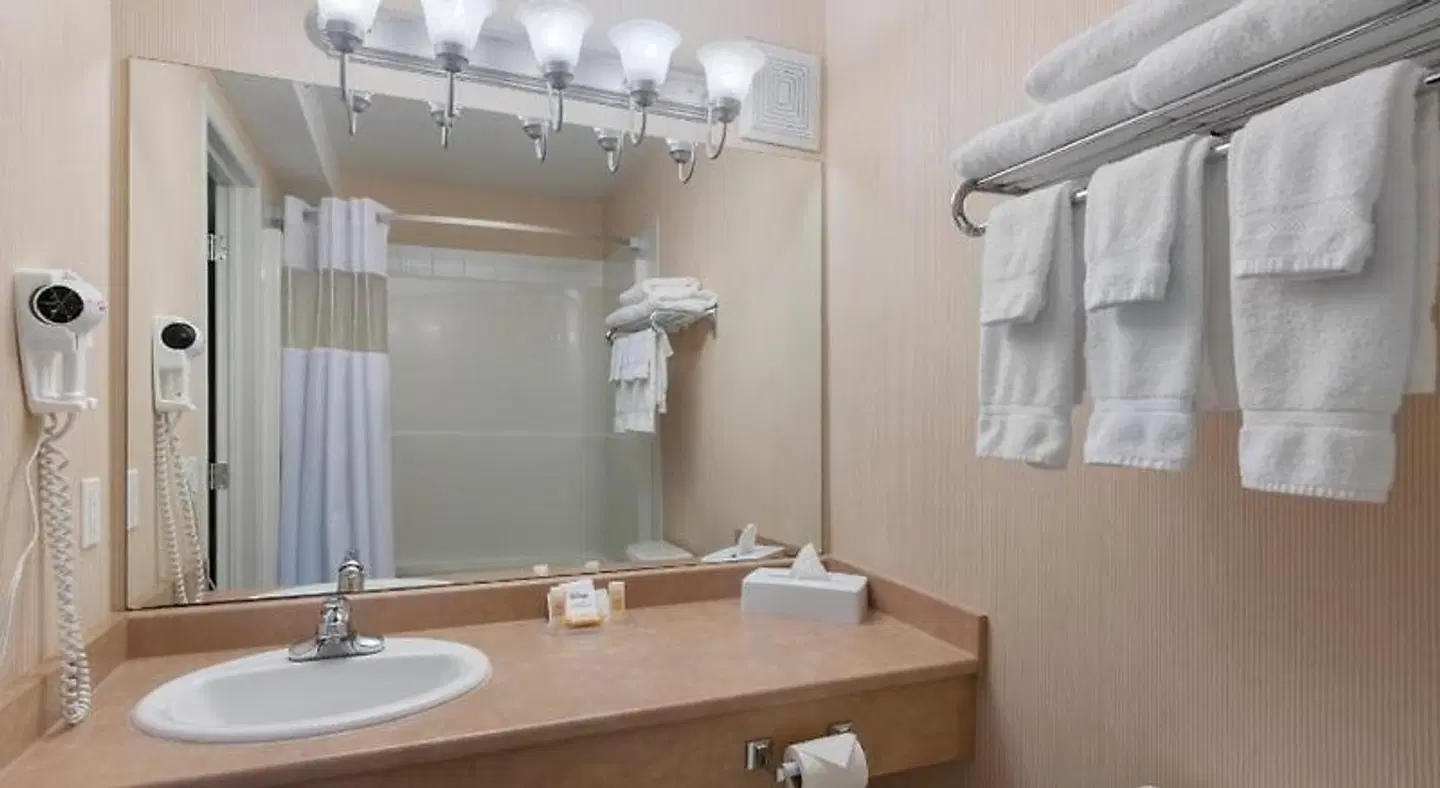 Days Inn & Suites by Wyndham Cochrane Badezimmer