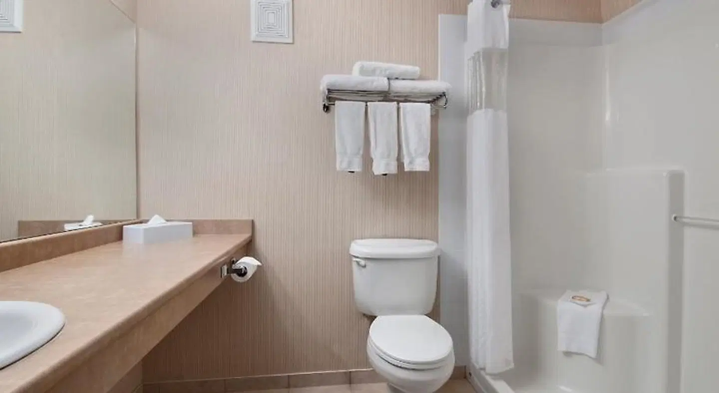 Days Inn & Suites by Wyndham Cochrane Badezimmer