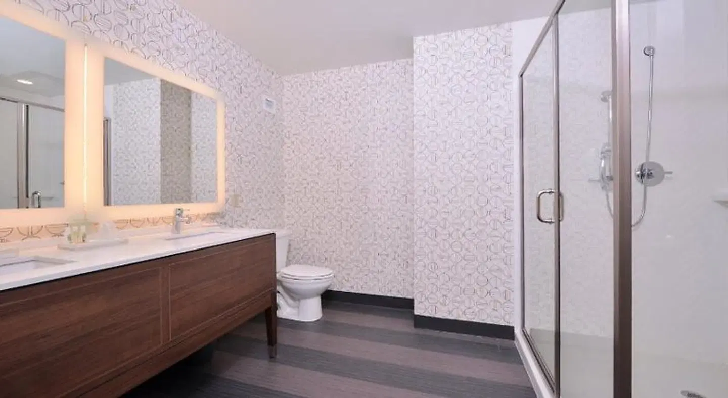 Holiday Inn Kansas City Airport by IHG Badezimmer