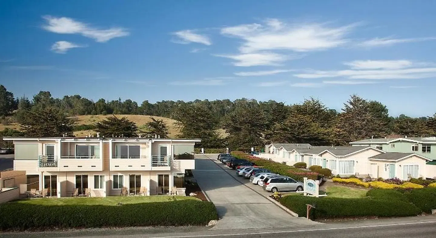Cambria Landing Inn and Suites EXTERIOR