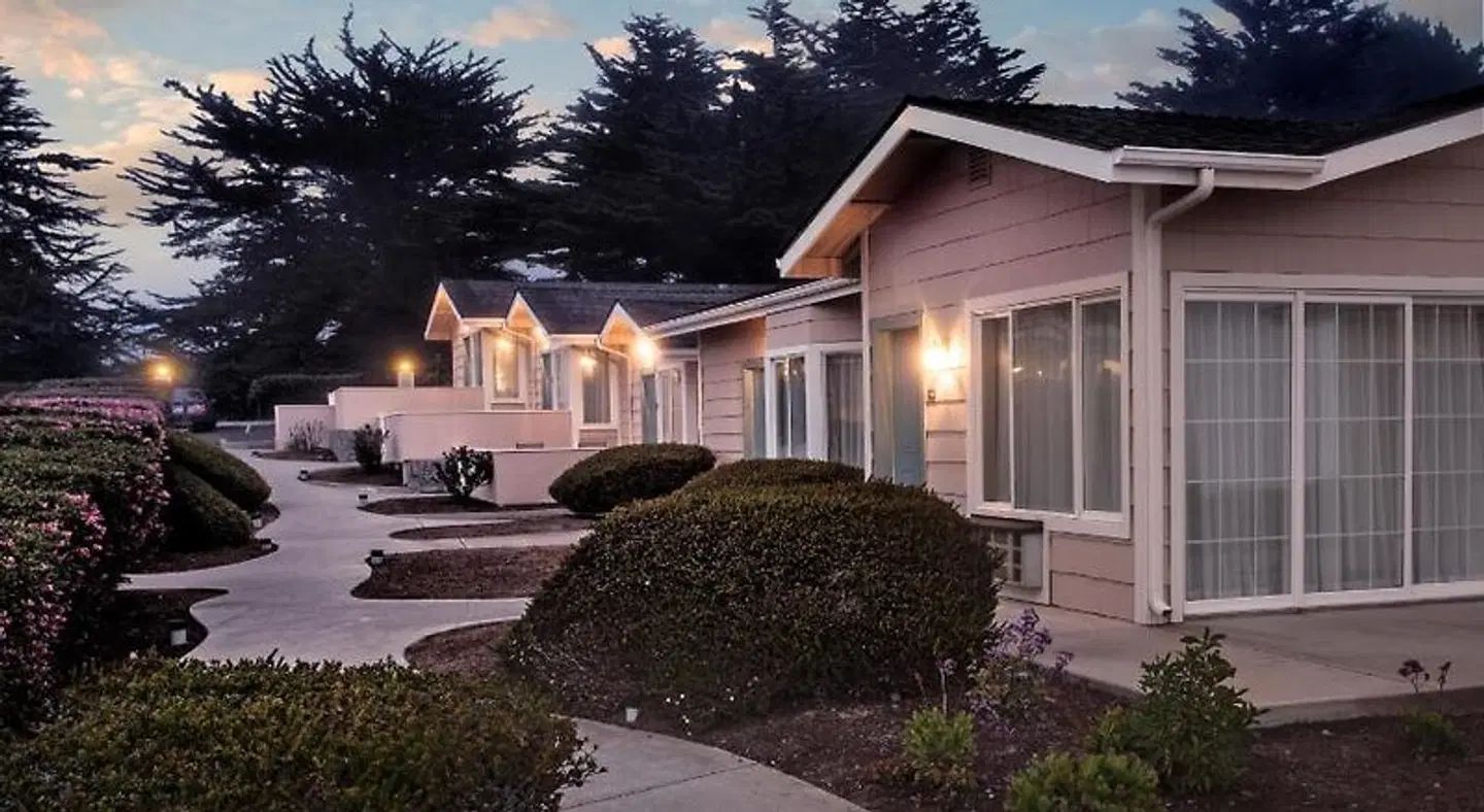 Cambria Landing Inn and Suites EXTERIOR