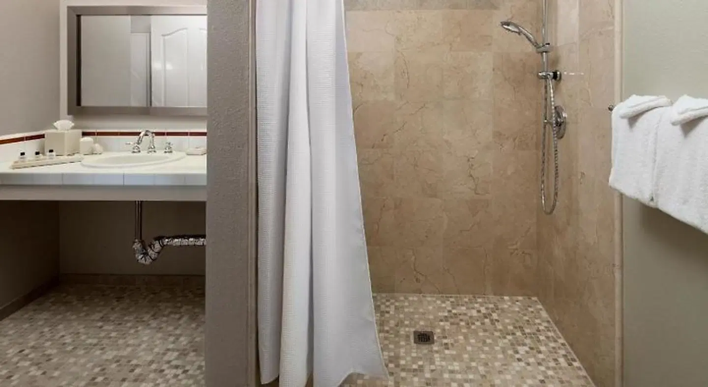 Cambria Landing Inn and Suites Badezimmer
