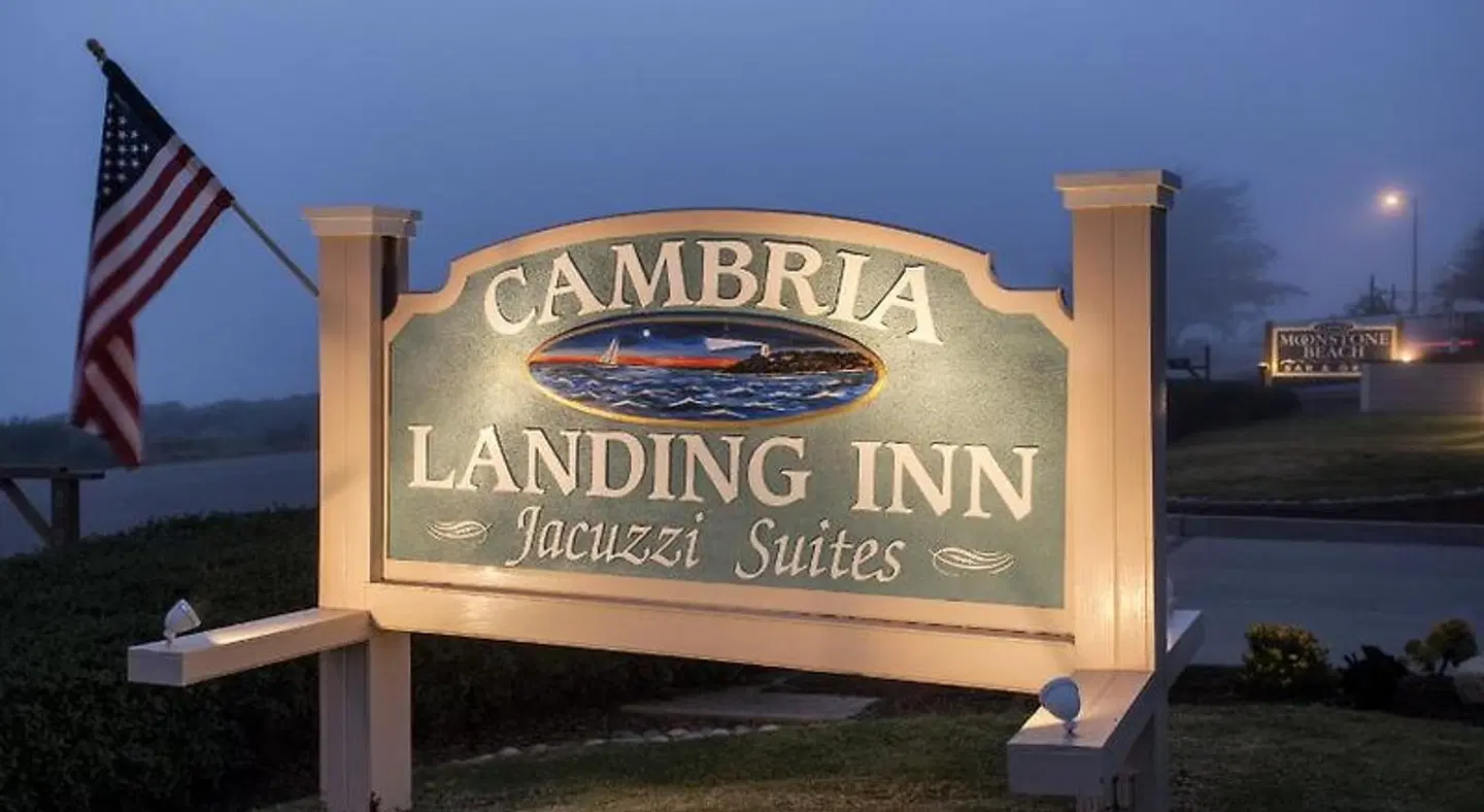 Cambria Landing Inn and Suites EXTERIOR