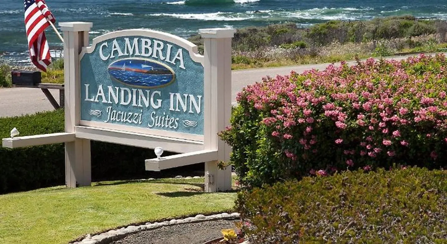 Cambria Landing Inn and Suites EXTERIOR