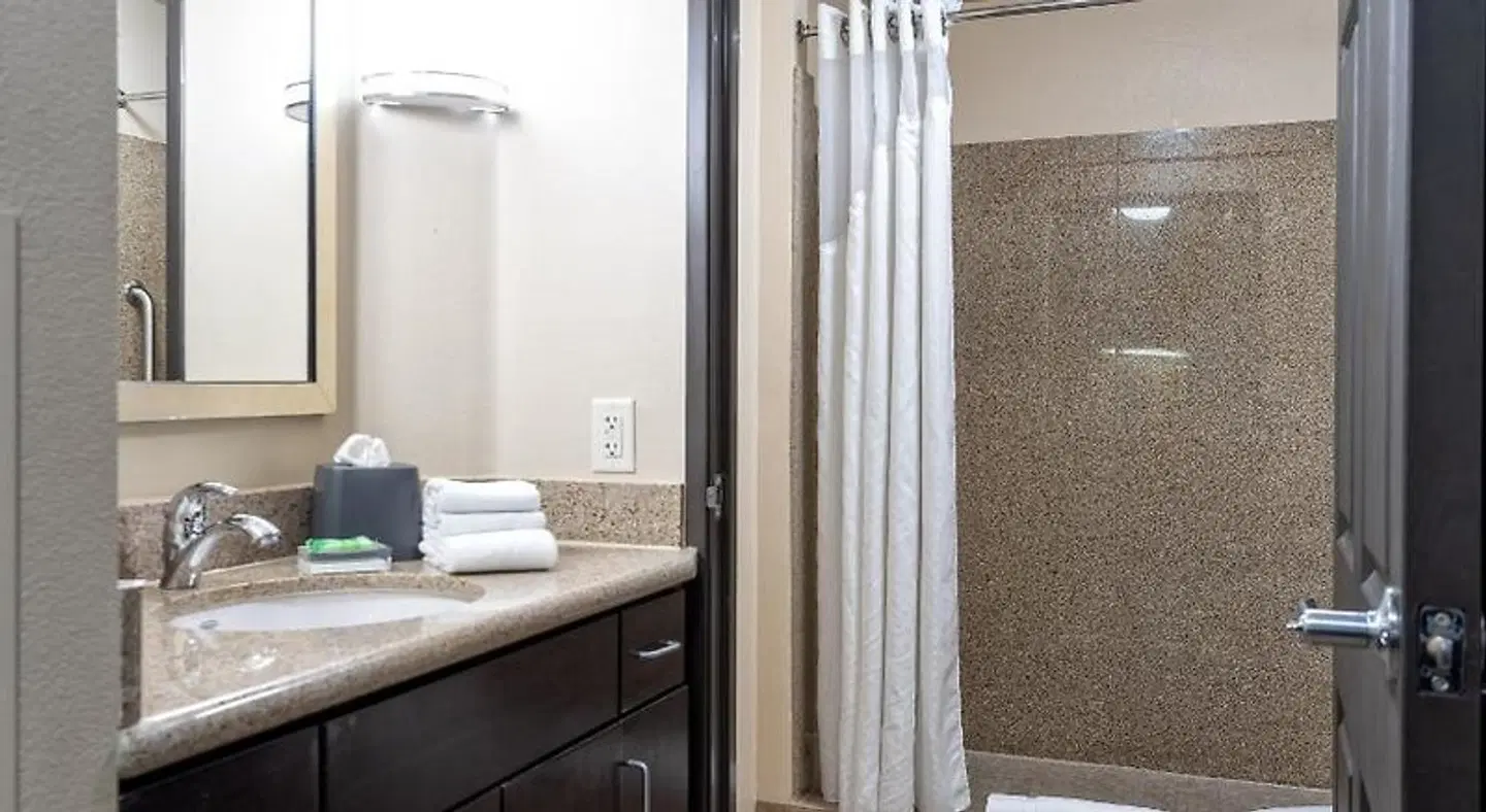 Holiday Inn Oceanside Camp Pendleton Area by IHG Badezimmer