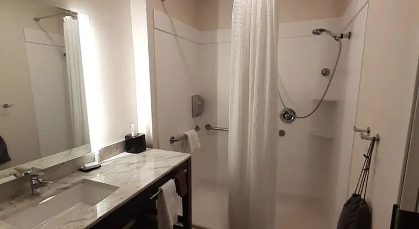 Simple Suites Boise Airport Badezimmer