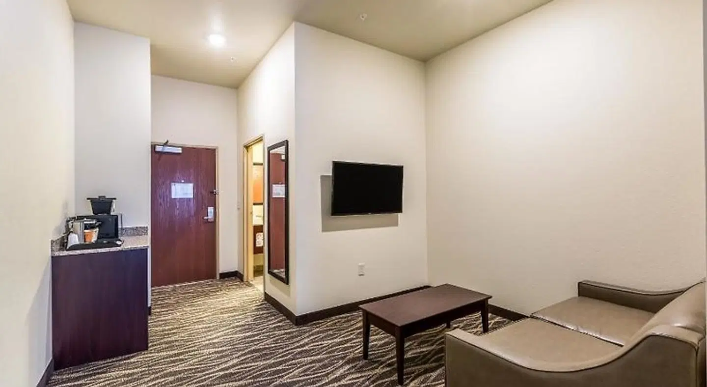 Cobblestone Hotel & Suites Hartford ROOM_EXAMPLE