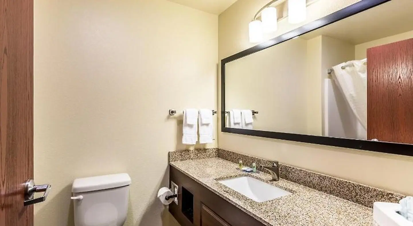 Cobblestone Hotel & Suites Hartford Badezimmer