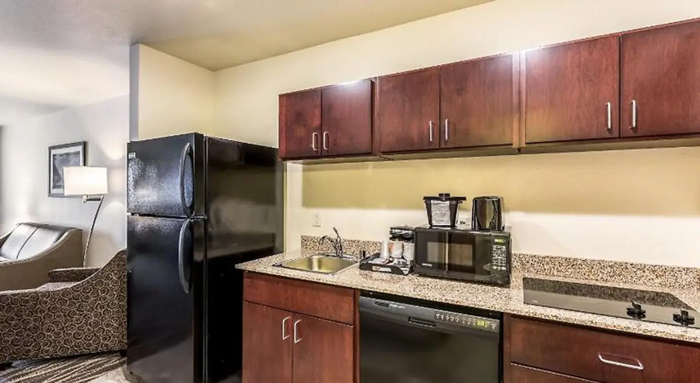 Cobblestone Hotel & Suites Hartford ROOM_EXAMPLE