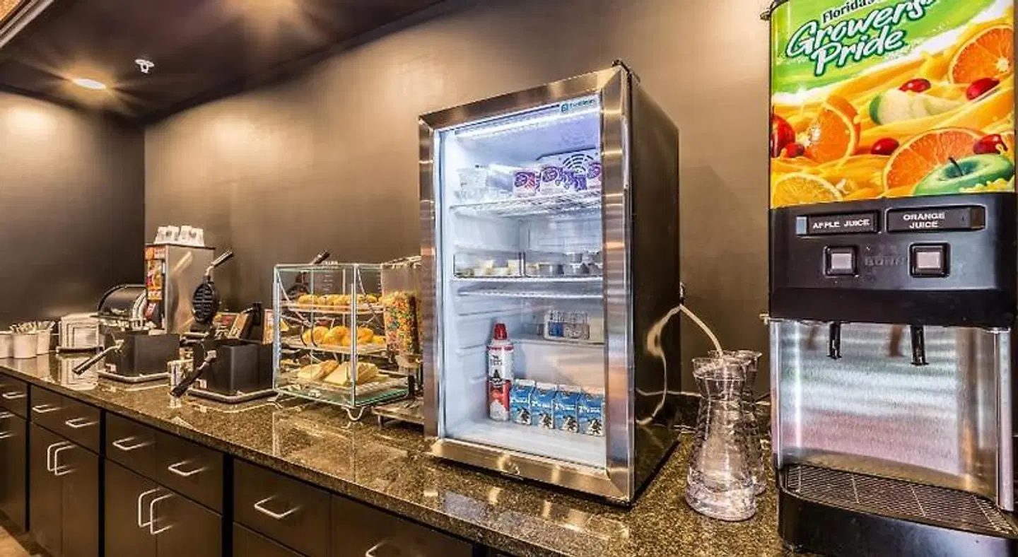 Cobblestone Hotel & Suites Hartford LOUNGE_LOBBY