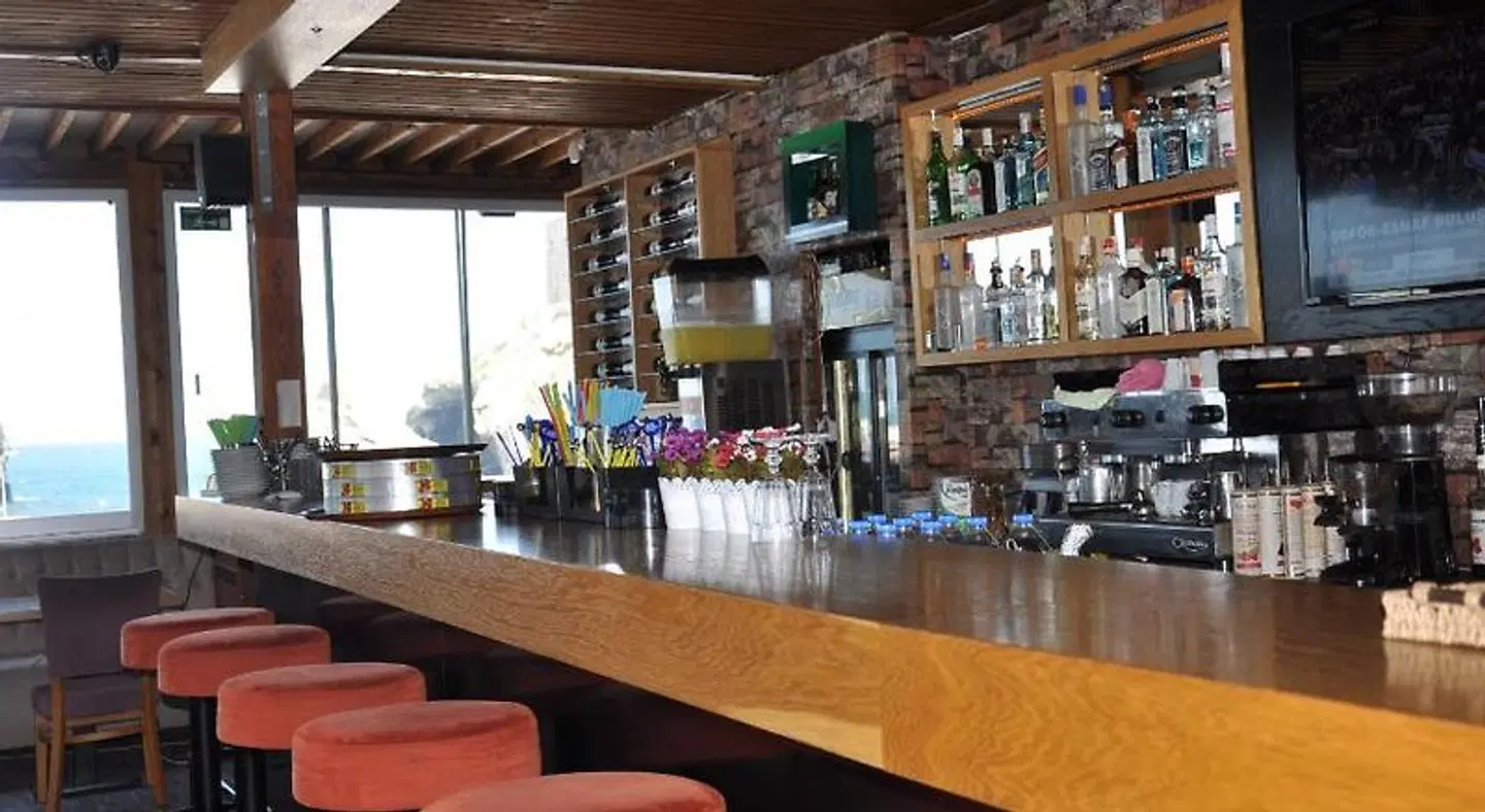 Phellos Suites Bar