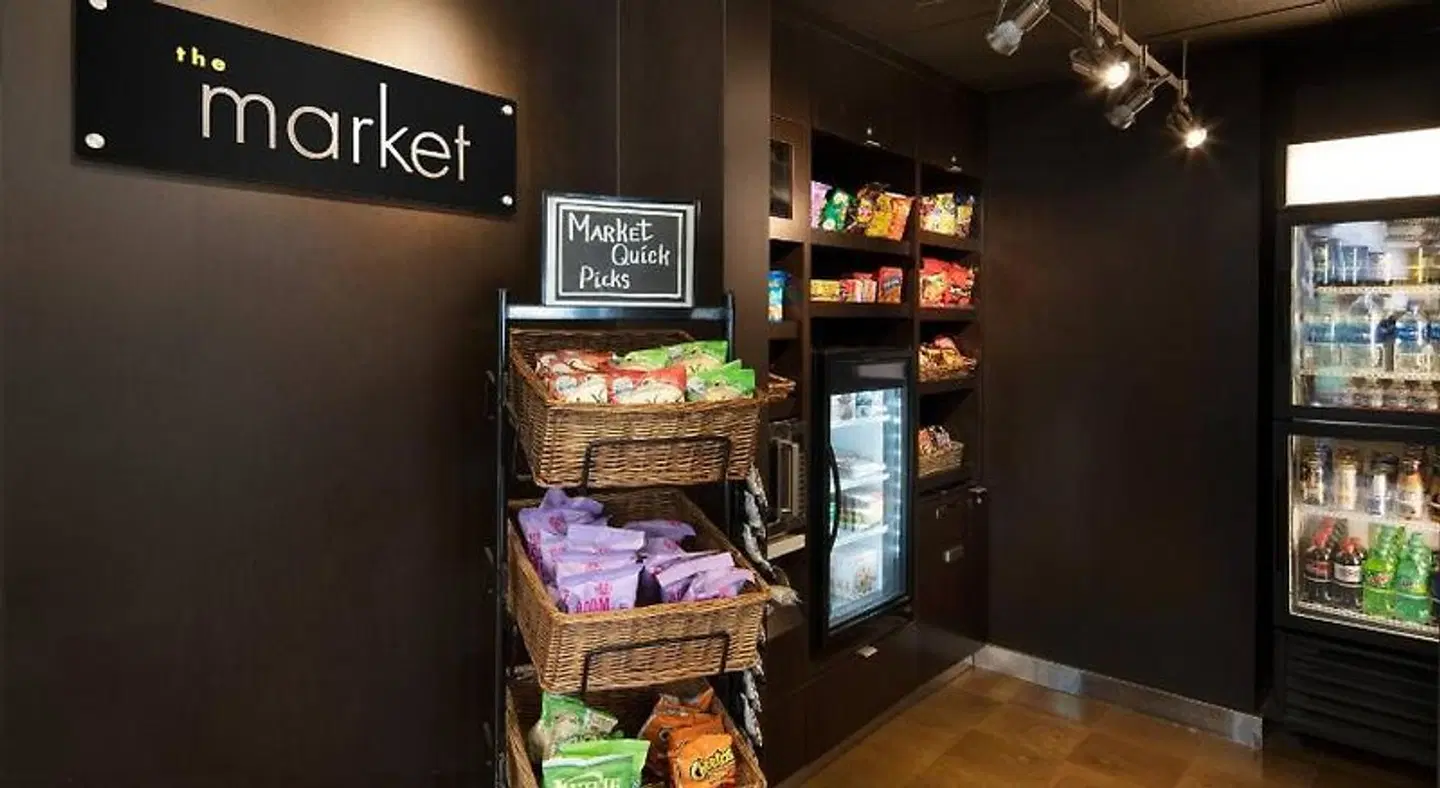 Courtyard by Marriott Fresno Bar