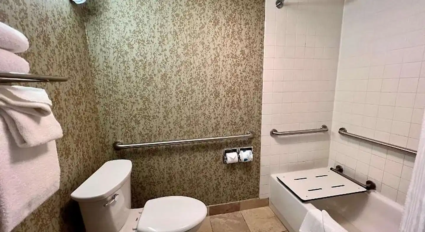 Salt Lake Plaza SureStay Collection by Best Western Badezimmer