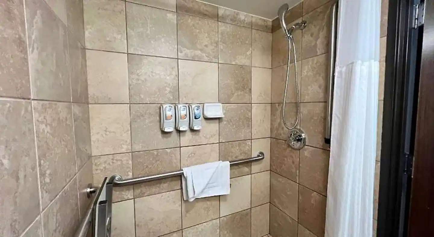 Salt Lake Plaza SureStay Collection by Best Western Badezimmer