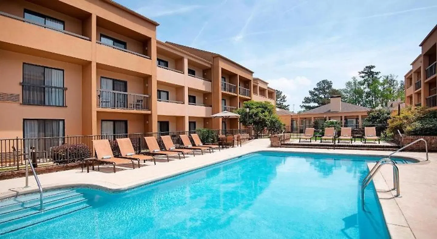 Courtyard by Marriott Savannah Midtown OUTDOOR_POOL