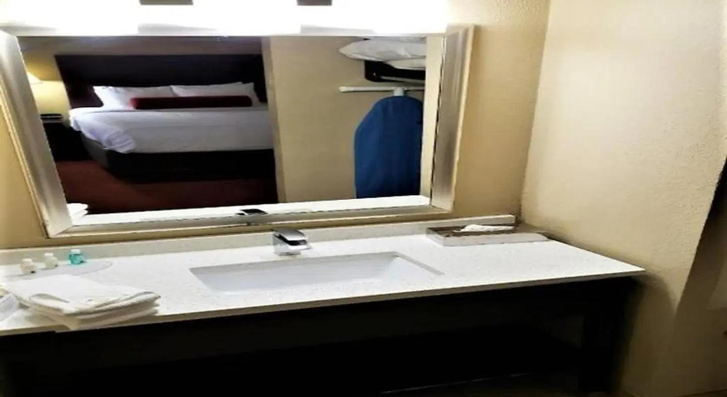 Quality Suites Nashville Airport ROOM_EXAMPLE