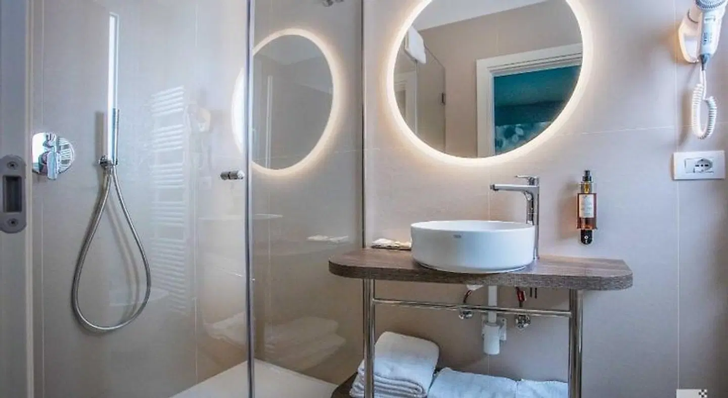 Regina Elena 57 & Oro Bianco Badezimmer