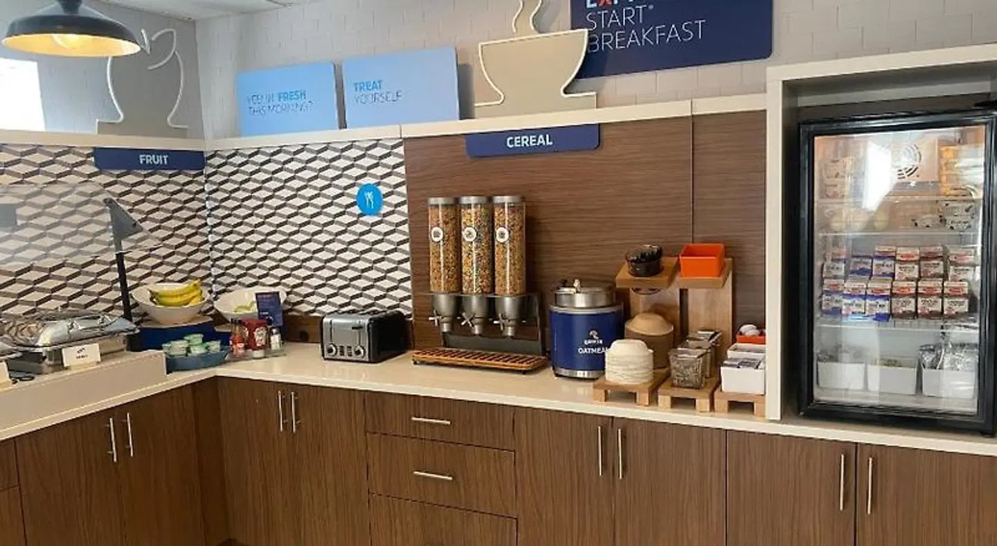 Holiday Inn Express & Suites White River Junction by IHG Bar