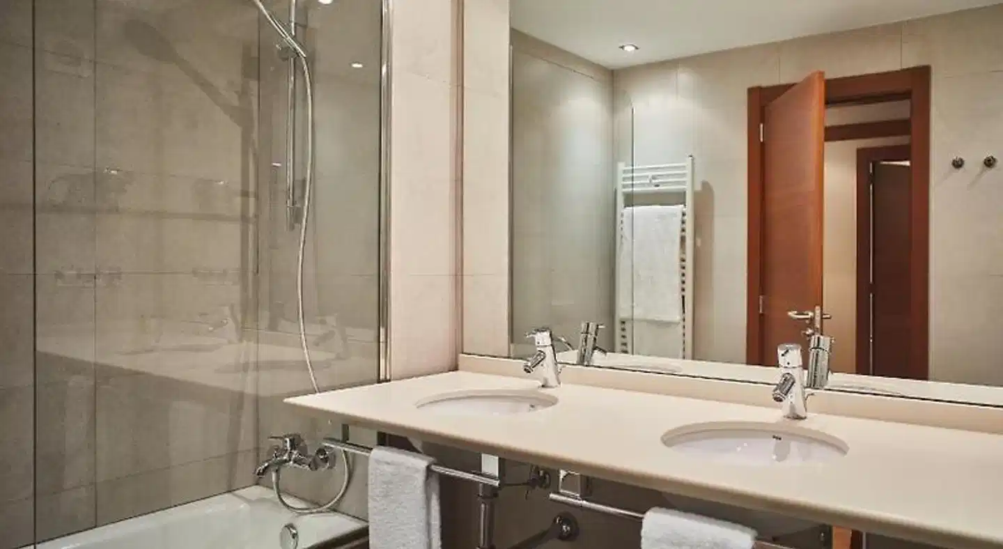 Silken Ciudad Gijón Badezimmer