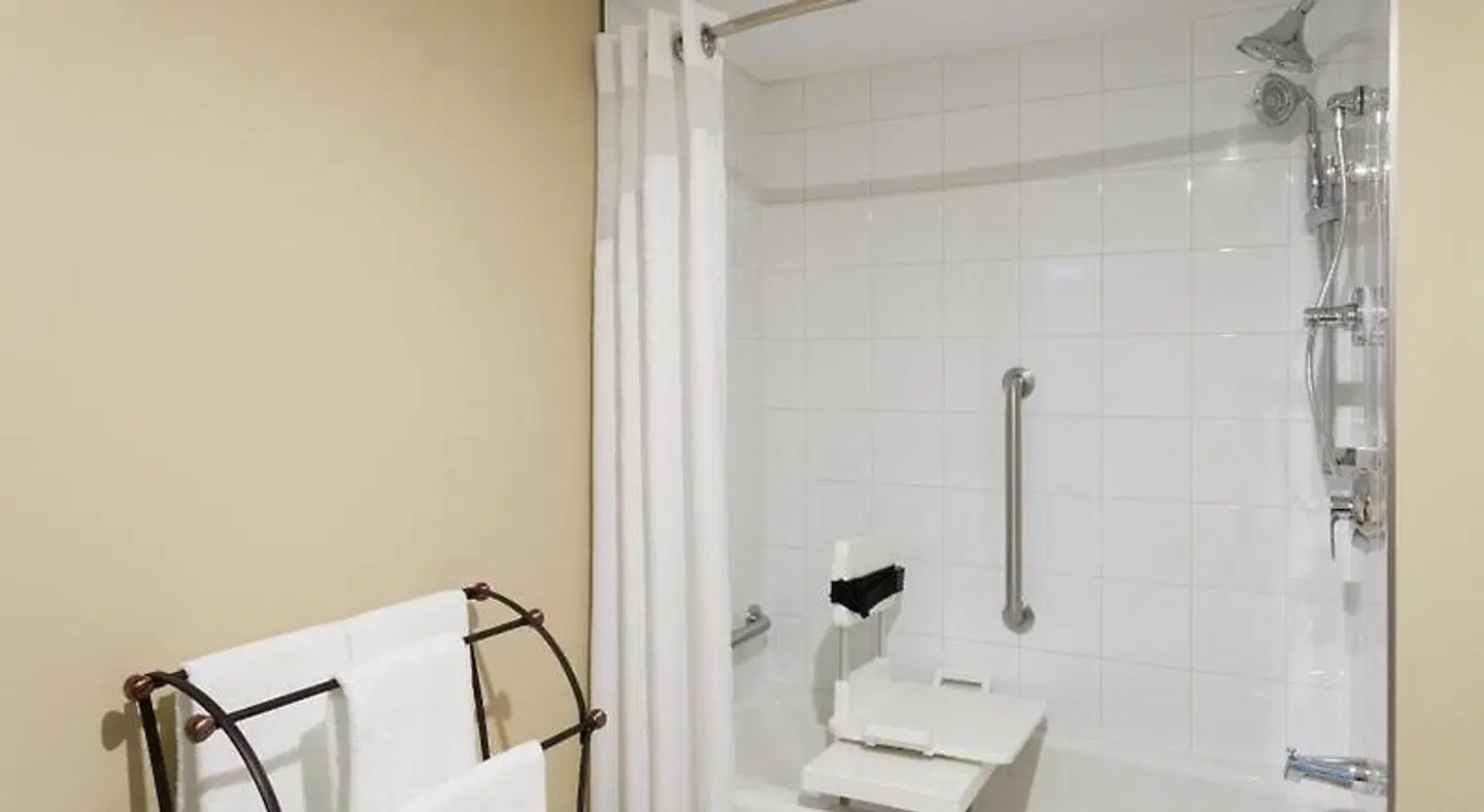 Holiday Inn Express & Suites Fredericton Badezimmer