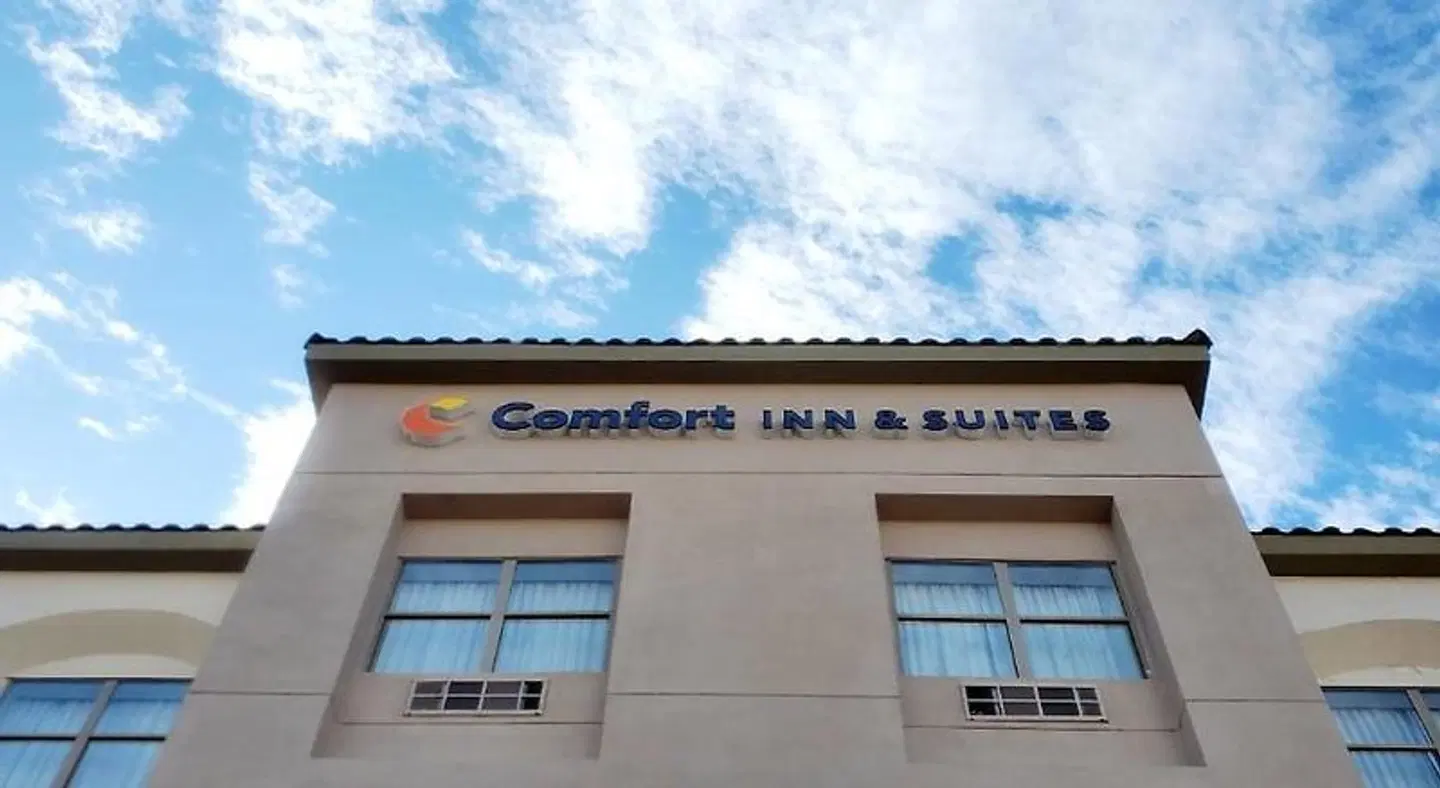 Comfort Inn & Suites Tempe Phoenix Sky Harbor Airport EXTERIOR