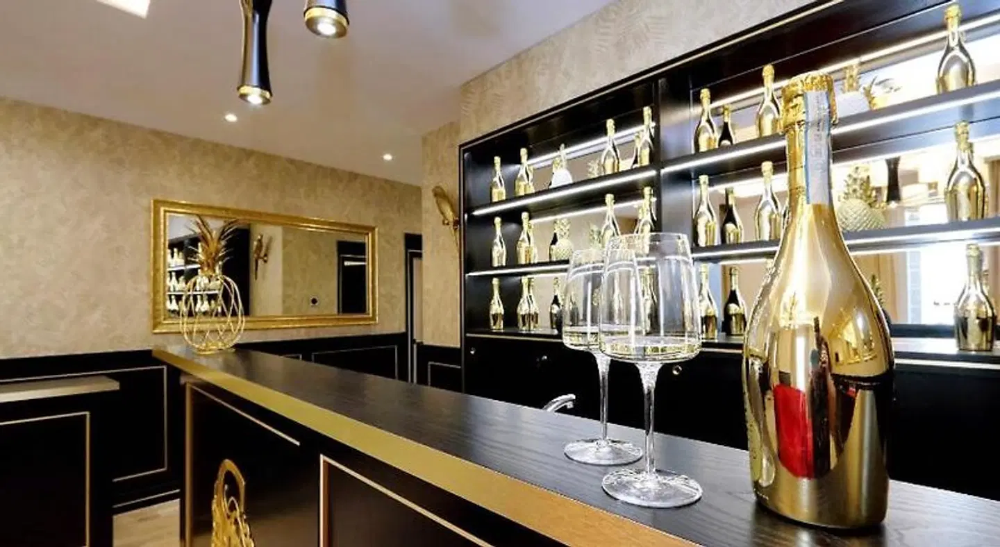 Spanish Diamond Luxury Suites & Jacuzzi Bar