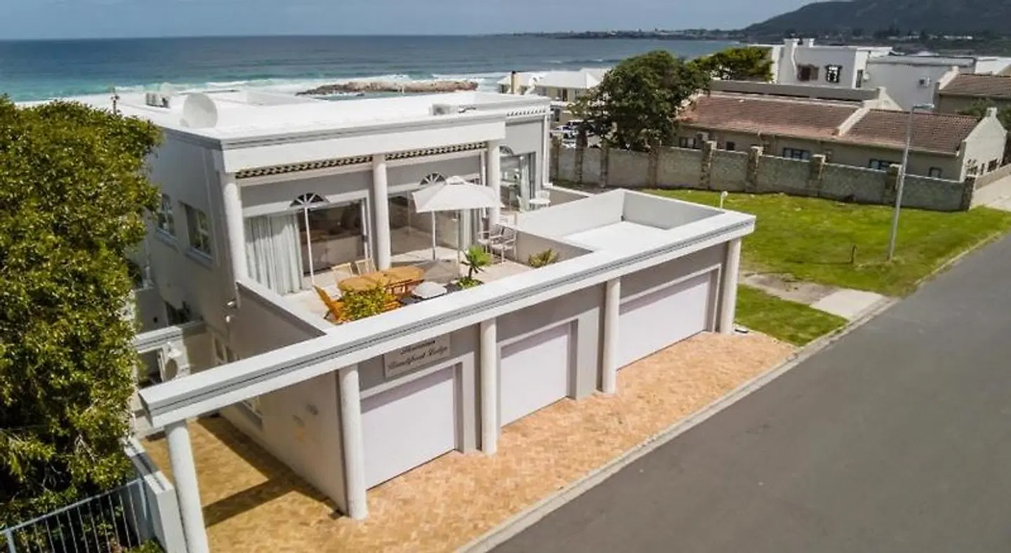 Hermanus Beachfront Lodge Terrasse
