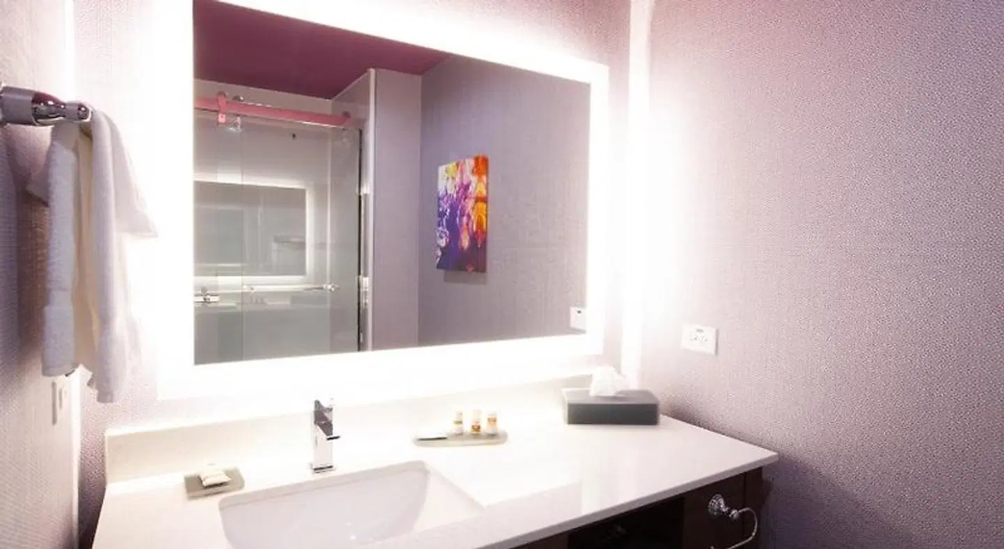 La Quinta Inn & Suites by Wyndham Houston East I-10 Badezimmer