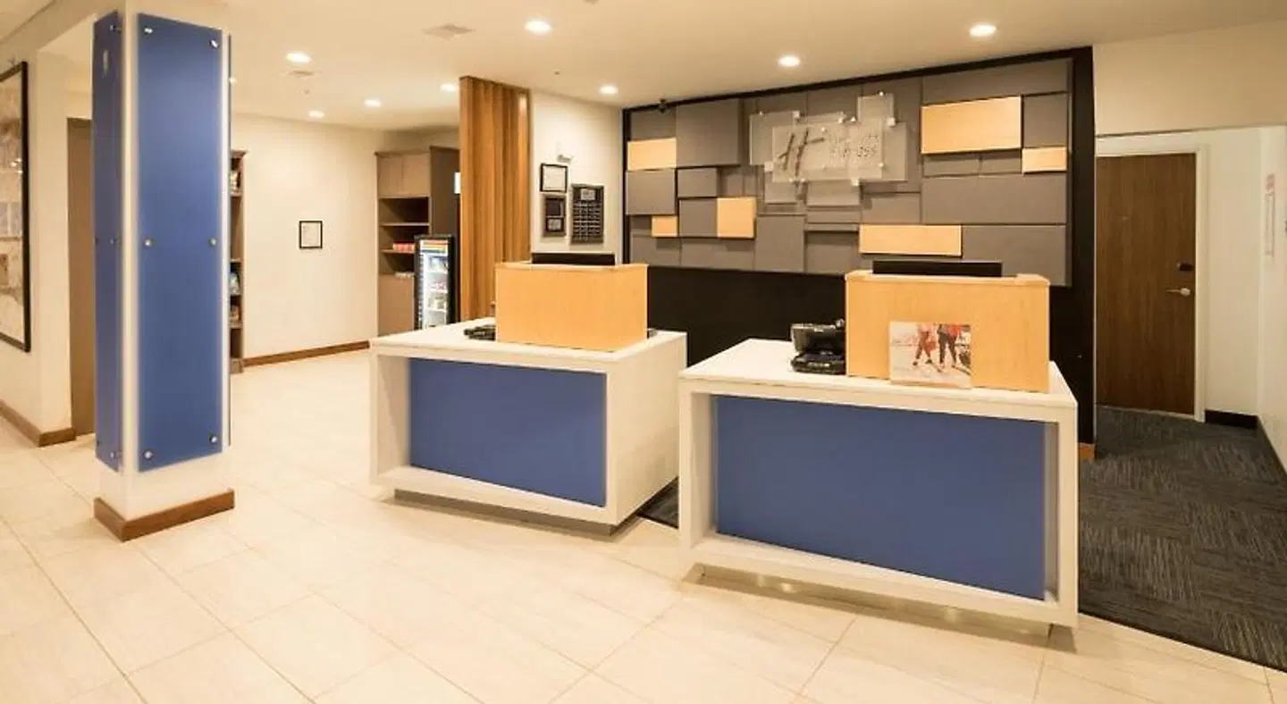Holiday Inn Express & Suites Bay City by IHG LOUNGE_LOBBY