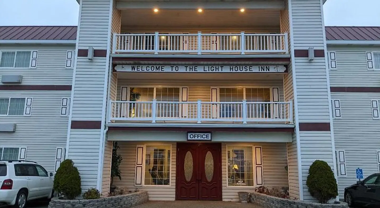 Lighthouse Inn EXTERIOR
