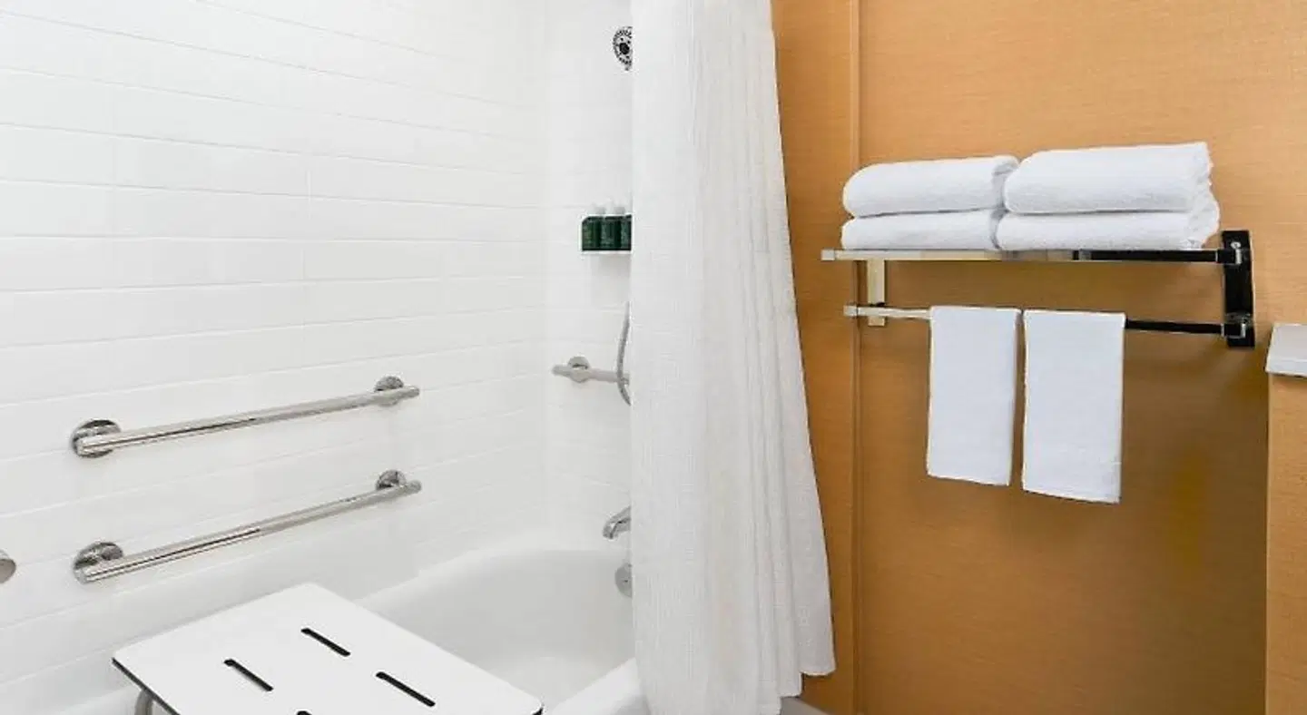 Fairfield by Marriott Inn & Suites Fresno Yosemite International Airport Badezimmer