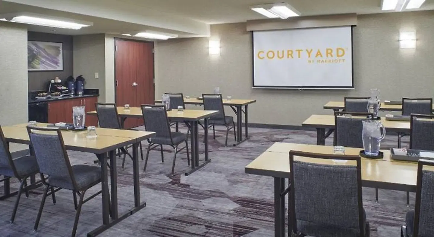 Courtyard by Marriott Detroit Troy Bar
