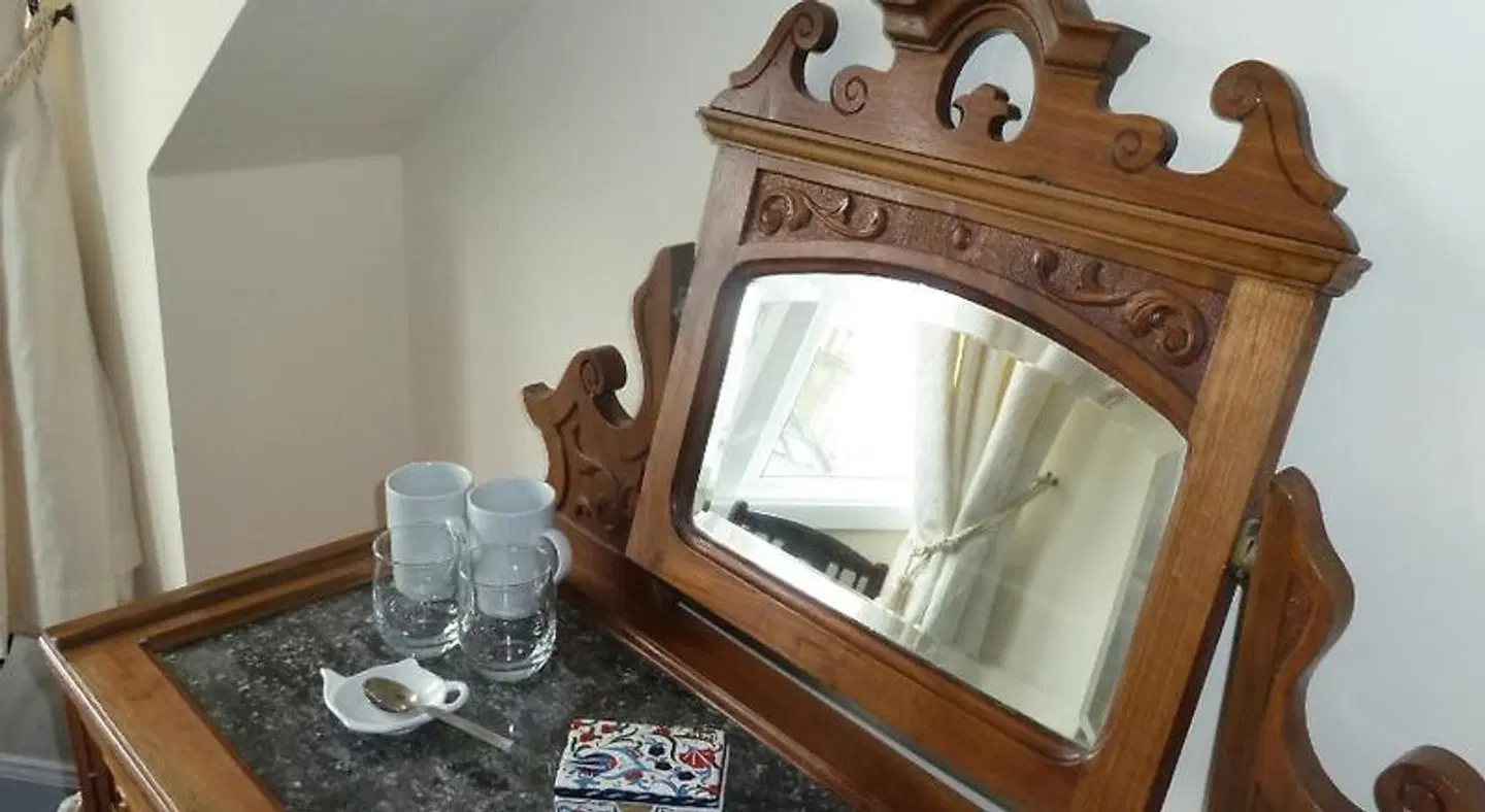 The Burnside Guest House PEOPLE