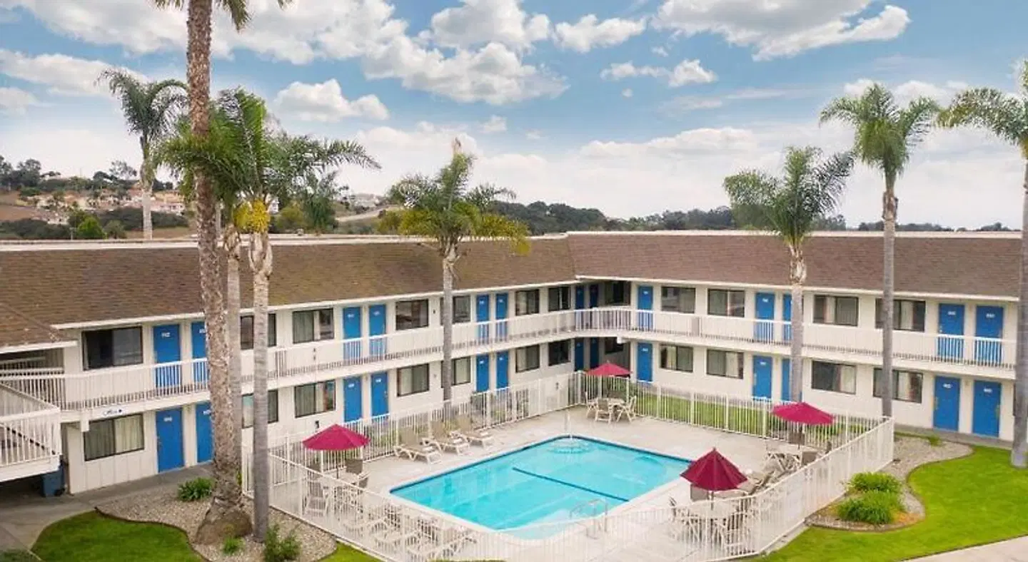 Motel 6 Pismo Beach, CA EXTERIOR