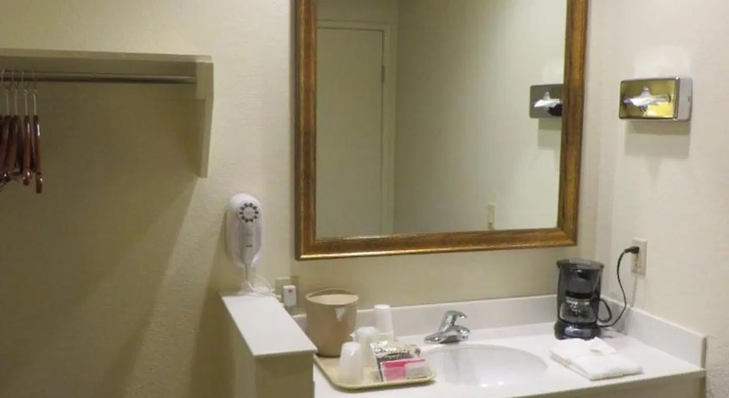 Anaheim Desert Inn & Suites Badezimmer