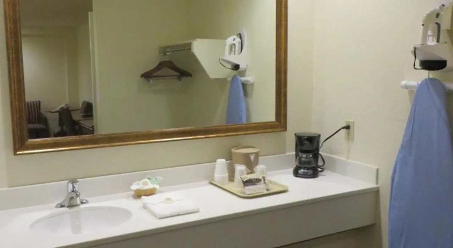 Anaheim Desert Inn & Suites Badezimmer