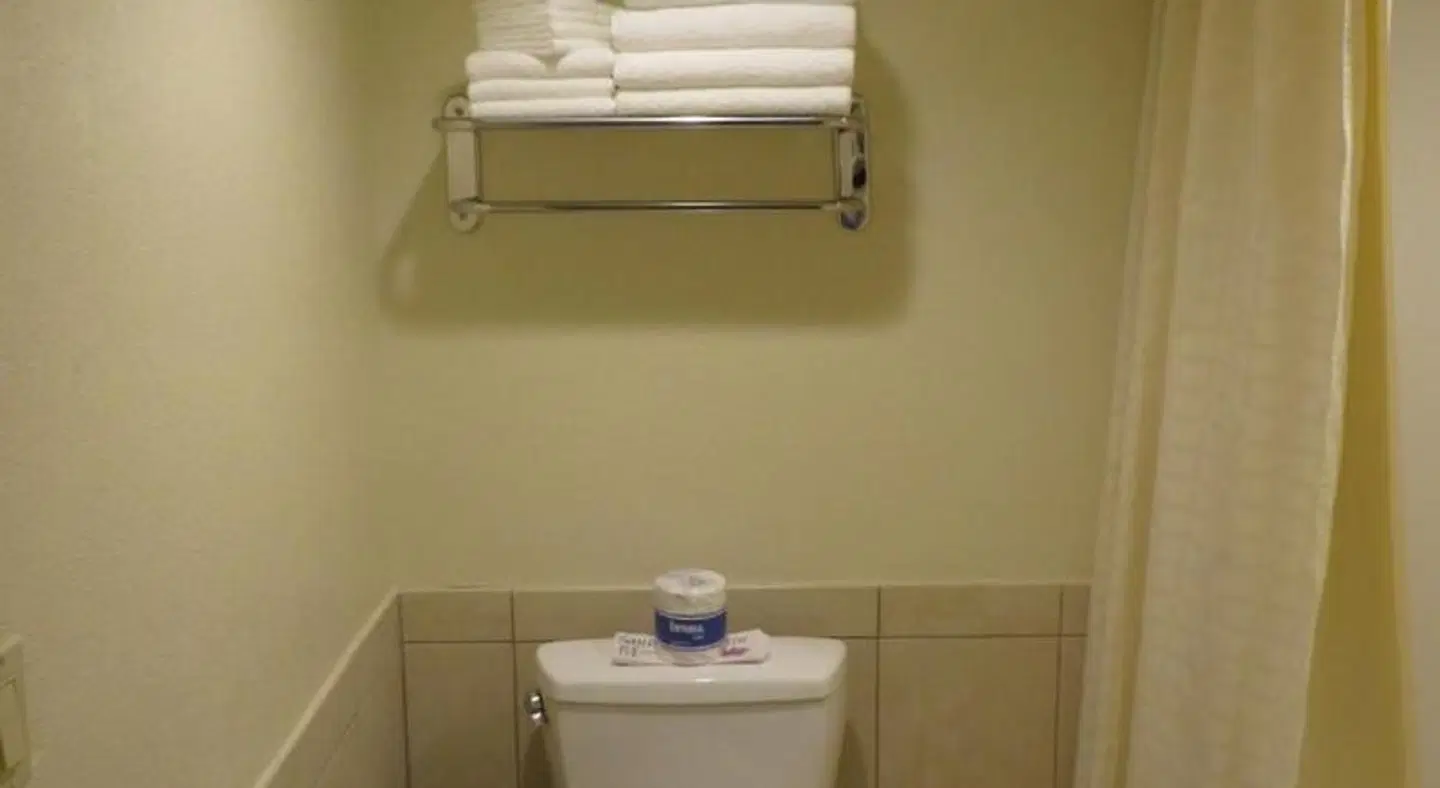 Anaheim Desert Inn & Suites Badezimmer