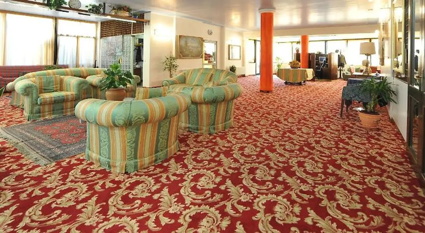 Riz Ferrari LOUNGE_LOBBY